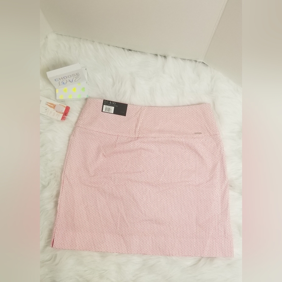 A cute strechy sports skirt - Picture 2 of 4